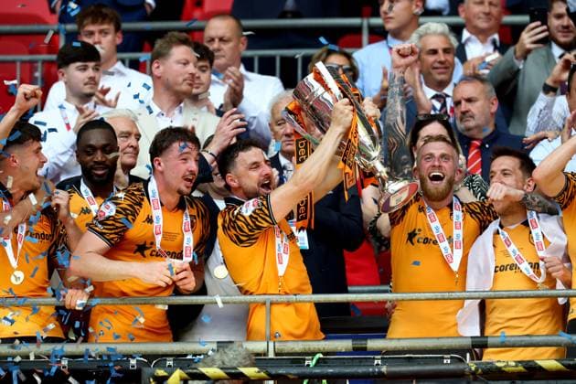 Sport Bilder des Tages Hull City celebrate with teammates after winning the EFL Championship Play-off Final and promotion to the Premier League Hull City v Middlesbrough, EFL Sky Bet Championship, Play-Off Final, Football, Wembley Stadium, London, UK - 23 May 2026London Wembley Stadium United Kingdom EDITORIAL USE ONLY No use with unauthorised audio, video, data, fixture lists, club league logos or live services. Online in-match use limited to 120 images, no video emulation. No use in betting, games or single club league player publications.  Copyright: xSimonxDael Shutterstockx 16887368du