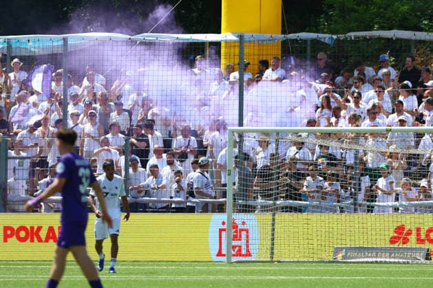 Die Fans von HEBC zündeten lila Rauch. Fußball I Herren I Lotto Pokal I Saison 2025-2026 I Finale I SC Vorwärts Wacker04 Billstedt - HEBC I 23.05.2026 I Stadion Hoheluft