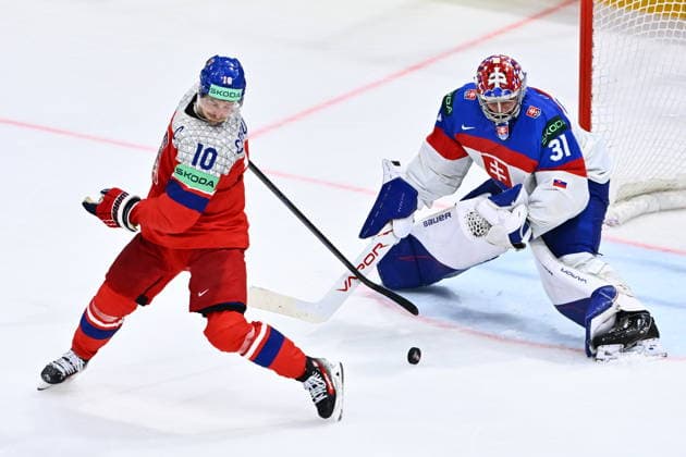 L-R Roman Cervenka (CZE) scores against goalkeeper Samuel Hlavaj (SVK) the third goal during the group B match of the World Ice hockey, Eishockey Championship, Slovakia - Czech Republic, Fribourg, Switzerland, on May 23, 2026. (CTKxPhoto RadekxPetrasek) CTKPhotoP2026052305415  CTKPhotoP2026052305415
