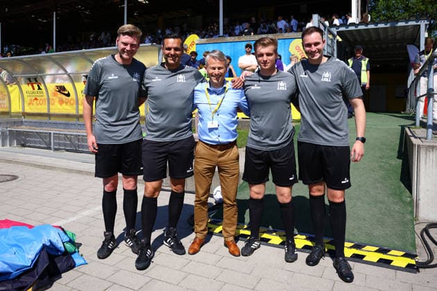 Christian Okun (Präsident, Hamburger Fußball-Verband) mit dem Schiederichter-Team um Thomas Bauer, Timo Rehder, Mark Niklas Späth und Dominik Kopmann. Fußball I Herren I Lotto Pokal I Saison 2025-2026 I Finale I SC Vorwärts Wacker04 Billstedt - HEBC I 23.05.2026 I Stadion Hoheluft