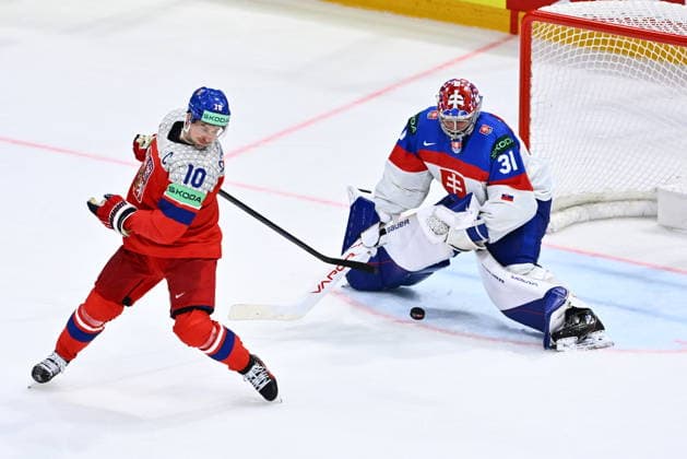 L-R Roman Cervenka (CZE) scores against goalkeeper Samuel Hlavaj (SVK) the third goal during the group B match of the World Ice hockey, Eishockey Championship, Slovakia - Czech Republic, Fribourg, Switzerland, on May 23, 2026. (CTKxPhoto RadekxPetrasek) CTKPhotoP2026052305429  CTKPhotoP2026052305429