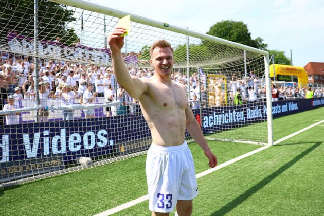 33 Christopher Grünewald (HEBC) bejubelt mit der Gelben Karte den Sieg des Lotto-Pokals. Fußball I Herren I Lotto Pokal I Saison 2025-2026 I Finale I SC Vorwärts Wacker04 Billstedt - HEBC I 23.05.2026 I Stadion Hoheluft