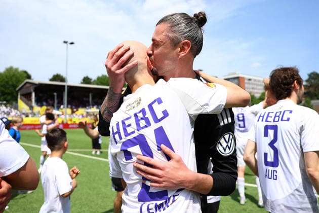 1 Nils Ahmann (HEBC) herzt 21 Fabian Lemke (HEBC). Fußball I Herren I Lotto Pokal I Saison 2025-2026 I Finale I SC Vorwärts Wacker04 Billstedt - HEBC I 23.05.2026 I Stadion Hoheluft