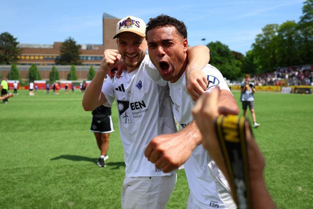 27 Lionel von Zitzewitz (HEBC) jubelt mit 8 Piet Oldag (HEBC) über den Gewinn des Hamburger Lotto-Pokals. Fußball I Herren I Lotto Pokal I Saison 2025-2026 I Finale I SC Vorwärts Wacker04 Billstedt - HEBC I 23.05.2026 I Stadion Hoheluft