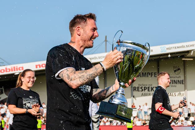 Sport Bilder des Tages Tobias Strobl (SC Verl, Cheftrainer) jubelt nach dem Sieg im Finale des Krombacher Westfalenpokal GER, SC Verl vs. SF Lotte, Fussball, Westfalenpokal, Finale, Spielzeit 2025 2026, 23.05.2026 DFL Regulations prohibit any use of photographers as image sequences and or quasi-video. GER, SC Verl vs. SF Lotte, Fussball, Westfalenpokal, Finale, Spielzeit 2025 2026, 23.05.2026 Verl *** Tobias Strobl SC Verl, head coach cheers after winning the final of the Krombacher Westfalenpokal GER, SC Verl vs SF Lotte, Football, Westfalenpokal, Final, Season 2025 2026, 23 05 2026 DFL Regulations prohibit any use of photographers as image sequences and or quasi video GER, SC Verl vs SF Lotte, Football, Westfalenpokal, Final, Season 2025 2026, 23 05 2026 Verl Copyright: xEibner-Pressefoto JanxRollingerx EP_JSK