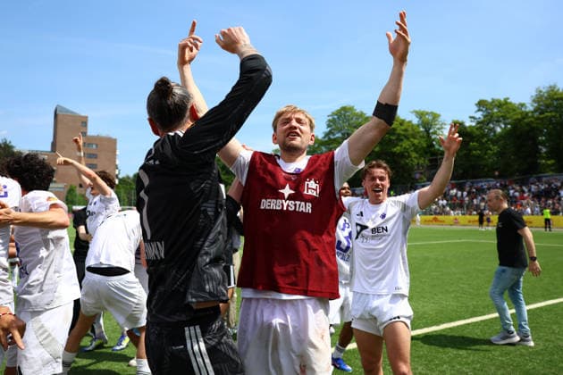 7 Tjorven Köhler (HEBC) bejubelt den Gewinn des Hamburger Lotto-Pokals. Fußball I Herren I Lotto Pokal I Saison 2025-2026 I Finale I SC Vorwärts Wacker04 Billstedt - HEBC I 23.05.2026 I Stadion Hoheluft
