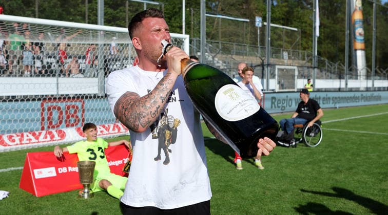 Stuttgart-Degerloch, Fußball Wfv-Pokalfinale Stuttgarter Kickers vs. SG Sonnenhof Großaspach, Trainer Pascal Reinhardt (Sonnenhof Großaspach) jubelt und trinkt aus der Sektflasche