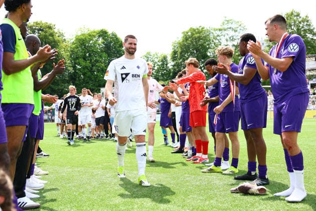15 Janek Wrede (HEBC) und sein Team gehen durch den Spalier zum Lotto-Pokal. Fußball I Herren I Lotto Pokal I Saison 2025-2026 I Finale I SC Vorwärts Wacker04 Billstedt - HEBC I 23.05.2026 I Stadion Hoheluft
