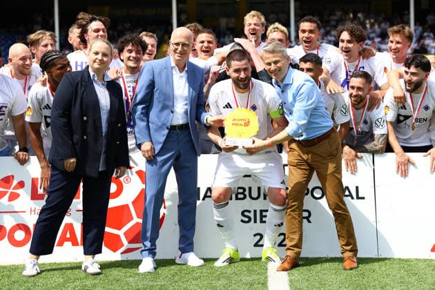 Übergabe des Lotto-Pokals von Christian Okun (Präsident, Hamburger Fußball-Verband) und Peter Tschentscher (Erster Bürgermeister, Hamburg) an 15 Janek Wrede (HEBC). Fußball I Herren I Lotto Pokal I Saison 2025-2026 I Finale I SC Vorwärts Wacker04 Billstedt - HEBC I 23.05.2026 I Stadion Hoheluft