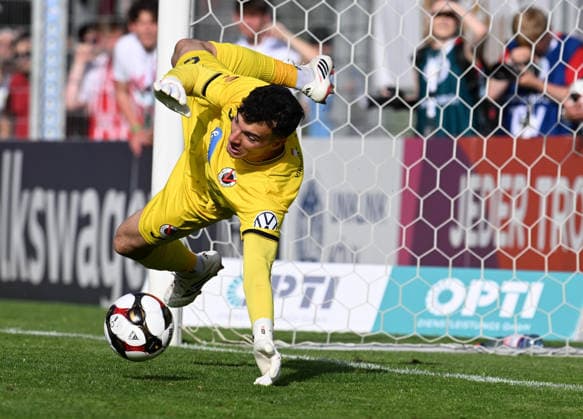 23.05.2026, xophax, Fussball , Vebandspokal Finale Bitburger Pokal 2025 2026 : SC Fortuna Köln gegen Viktoria Köln . Sieger Viktoria Köln : Torwart Arne Schulz ( Viktoria Köln ) hält den entschiedenen Elfmeter. Koeln