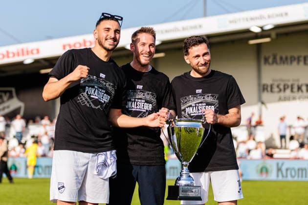 (L-R) Oualid Mhamdi (SC Verl, 20), Tobias Strobl (SC Verl, Cheftrainer), Berkan Taz (SC Verl, 10) jubeln nach dem Sieg im Finale des Krombacher Westfalenpokal GER, SC Verl vs. SF Lotte, Fussball, Westfalenpokal, Finale, Spielzeit 2025 2026, 23.05.2026 DFL Regulations prohibit any use of photographers as image sequences and or quasi-video. GER, SC Verl vs. SF Lotte, Fussball, Westfalenpokal, Finale, Spielzeit 2025 2026, 23.05.2026 Verl Copyright: xEibner-Pressefoto JanxRollingerx EP_JSK