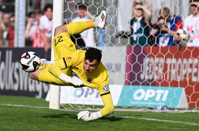 Sport Bilder des Tages 23.05.2026, xophax, Fussball , Vebandspokal Finale Bitburger Pokal 2025 2026 : SC Fortuna Köln gegen Viktoria Köln . Sieger Viktoria Köln : Torwart Arne Schulz ( Viktoria Köln ) hält den entschiedenen Elfmeter. Koeln *** 23 05 2026, xophax, Soccer , Vebandspokal Final Bitburger Pokal 2025 2026 SC Fortuna Köln vs Viktoria Köln Winner Viktoria Köln Goalkeeper Arne Schulz Viktoria Köln holds the decided penalty Koeln