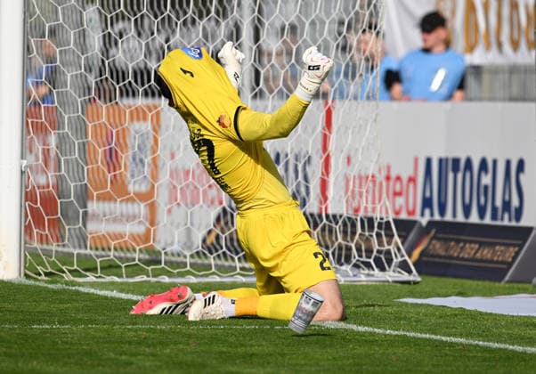 23.05.2026, xophax, Fussball , Vebandspokal Finale Bitburger Pokal 2025 2026 : SC Fortuna Köln gegen Viktoria Köln . Sieger Viktoria Köln : Torwart Arne Schulz ( Viktoria Köln ) hält den entschiedenen Elfmeter. Koeln