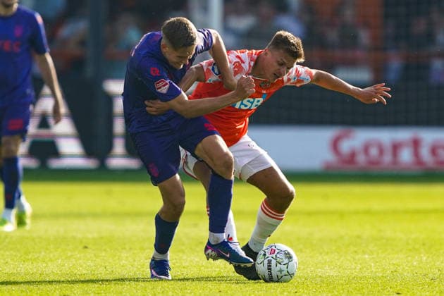 2026-05-23 FC Volendam v Willem II - Dutch Eredivsie Kwalificatie - Finale VOLENDAM, NETHERLANDS - MAY 23: Alex Plat of FC Volendam battles for possession with Gijs Besselink of Willem II during the Dutch Eredivsie Kwalificatie - Finale match between FC Volendam and Willem II at Kras Stadion on May 23, 2026 in Volendam, Netherlands. Volendam Kras Stadion Netherlands Content not available for redistribution in The Netherlands directly or indirectly through any third parties. Copyright: xAndrexWeeningx
