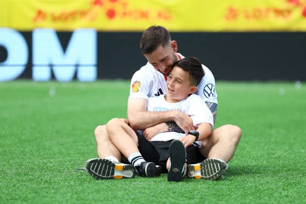 14 Raoul Bouveron (HEBC) nach dem Abpfiff mit seinem Sohn auf dem Platz. Fußball I Herren I Lotto Pokal I Saison 2025-2026 I Finale I SC Vorwärts Wacker04 Billstedt - HEBC I 23.05.2026 I Stadion Hoheluft