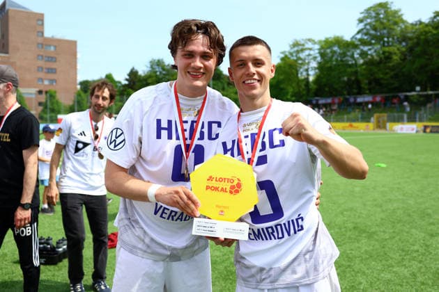 9 Luca Verago (HEBC) und 5 Semir Demirovic (HEBC) jubeln mit dem Hamburger Lotto-Pokal. Fußball I Herren I Lotto Pokal I Saison 2025-2026 I Finale I SC Vorwärts Wacker04 Billstedt - HEBC I 23.05.2026 I Stadion Hoheluft