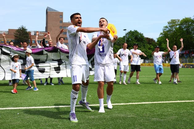 11 Hammed Nawaz (HEBC) und 5 Semir Demirovic (HEBC) jubeln mit dem Hamburger Lotto-Pokal. Fußball I Herren I Lotto Pokal I Saison 2025-2026 I Finale I SC Vorwärts Wacker04 Billstedt - HEBC I 23.05.2026 I Stadion Hoheluft
