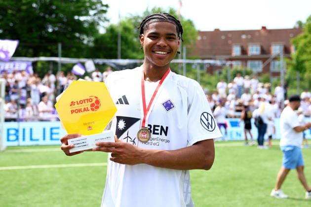 31 Michele Scalzi (HEBC) jubelt mit dem Hamburger Lotto-Pokal. Fußball I Herren I Lotto Pokal I Saison 2025-2026 I Finale I SC Vorwärts Wacker04 Billstedt - HEBC I 23.05.2026 I Stadion Hoheluft