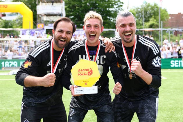 23 Patrick Meins (HEBC), 12 Jannik Schoon (HEBC) und 1 Nils Ahmann (HEBC) jubeln mit dem Hamburger Lotto-Pokal. Fußball I Herren I Lotto Pokal I Saison 2025-2026 I Finale I SC Vorwärts Wacker04 Billstedt - HEBC I 23.05.2026 I Stadion Hoheluft