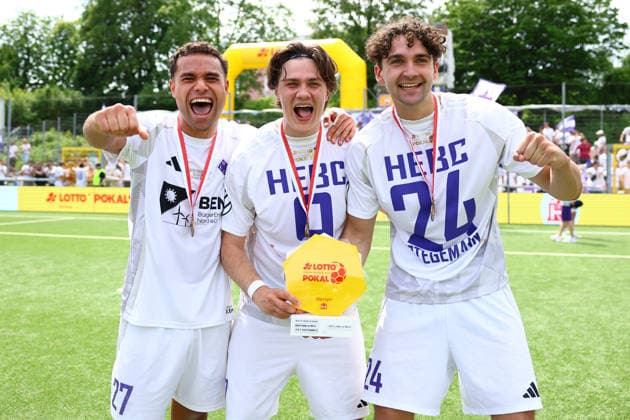 27 Lionel von Zitzewitz (HEBC), 9 Luca Verago (HEBC) und 24 Julius Stegemann (HEBC). Fußball I Herren I Lotto Pokal I Saison 2025-2026 I Finale I SC Vorwärts Wacker04 Billstedt - HEBC I 23.05.2026 I Stadion Hoheluft