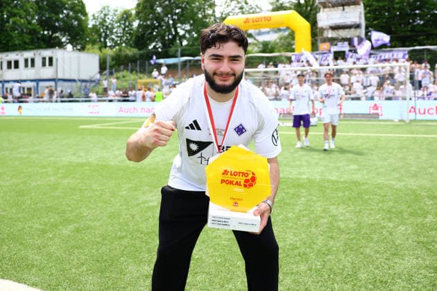 33 Muhammet Ali Aktürk (HEBC) jubelt mit dem Hamburger Lotto-Pokal. Fußball I Herren I Lotto Pokal I Saison 2025-2026 I Finale I SC Vorwärts Wacker04 Billstedt - HEBC I 23.05.2026 I Stadion Hoheluft
