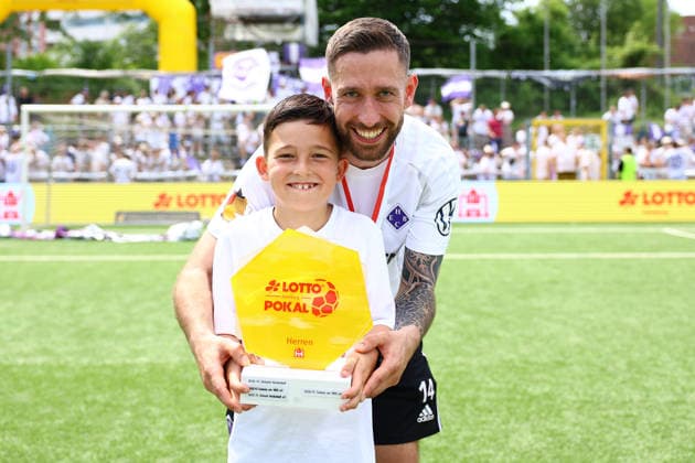 14 Raoul Bouveron (HEBC) jubelt mit seinem Sohn und dem Hamburger Lotto-Pokal. Fußball I Herren I Lotto Pokal I Saison 2025-2026 I Finale I SC Vorwärts Wacker04 Billstedt - HEBC I 23.05.2026 I Stadion Hoheluft
