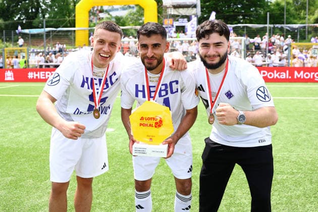 5 Semir Demirovic (HEBC), 11 Hammed Nawaz (HEBC) und 33 Muhammet Ali Aktürk (HEBC) jubeln mit dem Hamburger Lotto-Pokal. Fußball I Herren I Lotto Pokal I Saison 2025-2026 I Finale I SC Vorwärts Wacker04 Billstedt - HEBC I 23.05.2026 I Stadion Hoheluft