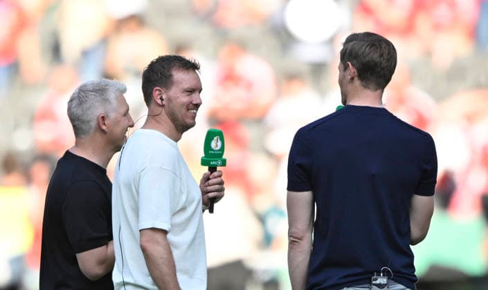 vor Spielbeginn: Bundestrainer Trainer Coach Julian Nagelsmann GER und TV-Experte Bastian Schweinsteiger im Interview Mikrofon Mikro Logo DFB 83. DFB Pokalfinale FC Bayern Muenchen FCB vs VFB Stuttgart Olympiastadion Berlin 23.05.2026 DFL REGULATIONS PROHIBIT ANY USE OF PHOTOGRAPHS AS IMAGE SEQUENCES AND OR QUASI-VIDEO 83. DFB Pokalfinale FC Bayern Muenchen FCB vs VFB Stuttgart