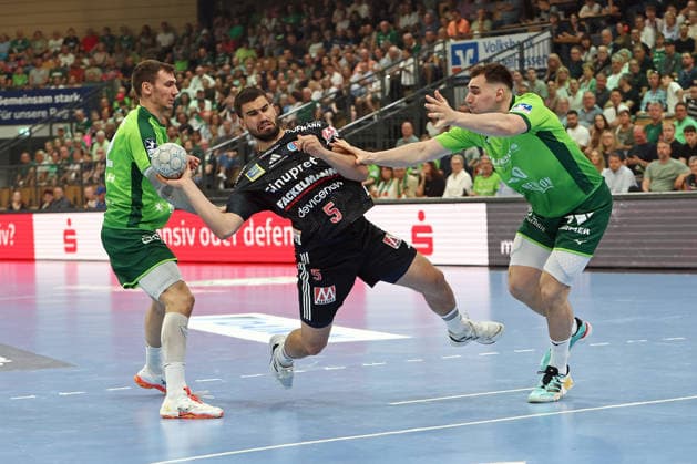 23.05.2026, xovx, Handball Daikin Handball-Bundesliga, HSG Wetzlar - HC Erlangen v.l. Jona Schoch (HSG Wetzlar), Milos Kos (HC Erlangen), Josip Simic (HSG Wetzlar) Wetzlar Buderus Arena Hessen Deutschland (DE)