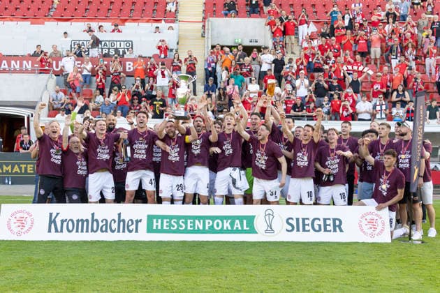Krombacher Hessenpokal Finale: SV Wehen Wiesbaden - SG Barockstadt Fulda-Lehnerz, 23.05.2026 Das Team des SV Wehen Wiesbaden ist Hessenpokalsieger2026,SV Wehen Wiesbaden - SG Barockstadt Fulda-Lehnerz, Frankfurt, Stadion am Bieberer Berg, 23.5.2026 Copyright: xBEAUTIFULxSPORTS Gawlikx
