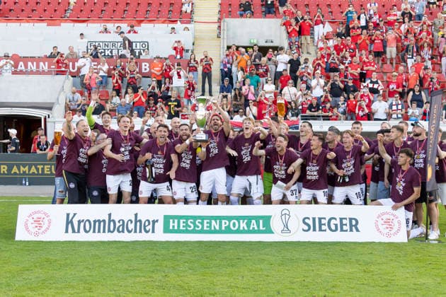 Krombacher Hessenpokal Finale: SV Wehen Wiesbaden - SG Barockstadt Fulda-Lehnerz, 23.05.2026 Das Team des SV Wehen Wiesbaden ist Hessenpokalsieger2026, SV Wehen Wiesbaden - SG Barockstadt Fulda-Lehnerz, Frankfurt, Stadion am Bieberer Berg, 23.5.2026 Copyright: xBEAUTIFULxSPORTS Gawlikx