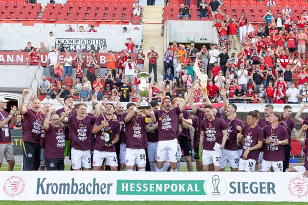 Krombacher Hessenpokal Finale: SV Wehen Wiesbaden - SG Barockstadt Fulda-Lehnerz, 23.05.2026 Das Team des SV Wehen Wiesbaden ist Hessenpokalsieger2026,SV Wehen Wiesbaden - SG Barockstadt Fulda-Lehnerz, Frankfurt, Stadion am Bieberer Berg, 23.5.2026 Copyright: xBEAUTIFULxSPORTS Gawlikx