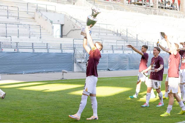 Krombacher Hessenpokal Finale: SV Wehen Wiesbaden - SG Barockstadt Fulda-Lehnerz, 23.05.2026 Fatih Kaya (SV Wehen Wiesbaden 29) präsentiert den Pokal den Fans, SV Wehen Wiesbaden - SG Barockstadt Fulda-Lehnerz, Frankfurt, Stadion am Bieberer Berg, 23.5.2026 Copyright: xBEAUTIFULxSPORTS Gawlikx