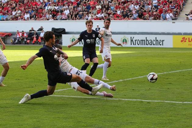 23.05.2026 xmgoodx Offenbach am Main, Stadion Bieberer Berg Hessenpokalfinale 2026 SG Barockstadt Fulda-Lehnerz gegen SV Wehen-Wiesbaden Jordy Steven Gillekens (SVWW) gegen Leon Pomnitz (Fulda) .
