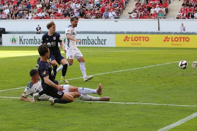 23.05.2026 xmgoodx Offenbach am Main, Stadion Bieberer Berg Hessenpokalfinale 2026 SG Barockstadt Fulda-Lehnerz gegen SV Wehen-Wiesbaden Jordy Steven Gillekens (SVWW) gegen Leon Pomnitz (Fulda) .