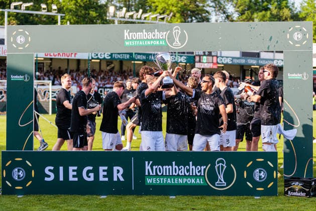 Die Mannschaft von SC Verl jubelt nach dem Sieg im Finale des Krombacher Westfalenpokal GER, SC Verl vs. SF Lotte, Fussball, Westfalenpokal, Finale, Spielzeit 2025 2026, 23.05.2026 DFL Regulations prohibit any use of photographers as image sequences and or quasi-video. GER, SC Verl vs. SF Lotte, Fussball, Westfalenpokal, Finale, Spielzeit 2025 2026, 23.05.2026 Verl Copyright: xEibner-Pressefoto JanxRollingerx EP_JSK