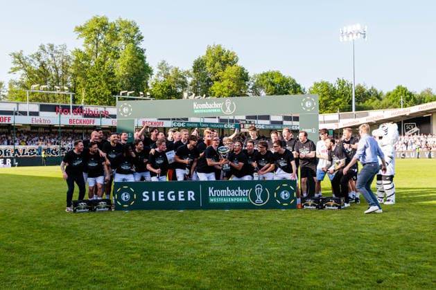 Die Mannschaft von SC Verl jubelt nach dem Sieg im Finale des Krombacher Westfalenpokal GER, SC Verl vs. SF Lotte, Fussball, Westfalenpokal, Finale, Spielzeit 2025 2026, 23.05.2026 DFL Regulations prohibit any use of photographers as image sequences and or quasi-video. GER, SC Verl vs. SF Lotte, Fussball, Westfalenpokal, Finale, Spielzeit 2025 2026, 23.05.2026 Verl Copyright: xEibner-Pressefoto JanxRollingerx EP_JSK