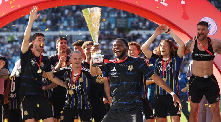 23.05.2026, Fussball, Herren, Sparkassen-Pokal Saarland Finale, Saison 2025 2026, 1. FC Saarbrücken - FC 08 Homburg, Die Mannschaft des 1. FC Saarbrücken bejubelt den Pokalsieg Saarbrücken Ludwigsparkstadion Saarland Deutschland (DEU) Copyright: xFabianxKleerx