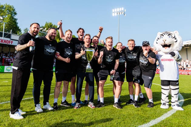 Das Trainerteam des SC Verl jubelt nach dem Sieg im Finale des Krombacher Westfalenpokal, Tobias Strobl (SC Verl, Cheftrainer) haelt den Pokal GER, SC Verl vs. SF Lotte, Fussball, Westfalenpokal, Finale, Spielzeit 2025 2026, 23.05.2026 DFL Regulations prohibit any use of photographers as image sequences and or quasi-video. GER, SC Verl vs. SF Lotte, Fussball, Westfalenpokal, Finale, Spielzeit 2025 2026, 23.05.2026 Verl Copyright: xEibner-Pressefoto JanxRollingerx EP_JSK