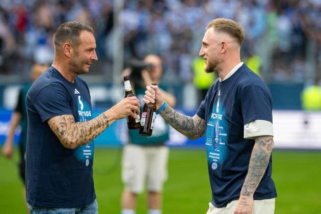 Niederrheinpokalfinale MSV Duisburg - SC St.Tönis ** NUR FÜR REDAKTIONELLE ZWECKE ** EDITORIAL USE ONLY **<p>Fußball Niederrheinpokalfinale MSV Duisburg - SC St.Tönis am 23.05.26 in der Schauinsland-Reisen Arena in Duisburg Dietmar Hirsch ( Trainer Cheftrainer Duisburg ), links - Alexander Hahn ( Duisburg ),rechts Duisburg Copyright: JakobxKlos
