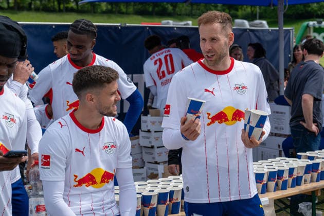 RB Leipzig unterstützt Wings for Life World Run: 2000 Menschen rennen durch Arena und über die Festwiese 10.05.2026 ab 13 Uhr Leipzig, Red Bull Arena Festwiese Im Foto: Peter Gulacsi (rechts) im Gespräch mit Christoph Baumgartner Am Sonntag, 10. Mai 2025, haben rund 2000 Menschen am Wings for Life Run 2026 in Leipzig teilgenommen. Die Strecke verlief rund um und teils durch das Stadion von RB Leipzig. Die Spieler der Frauen- und Männermannschaft von RB Leipzig haben Teilnehmer angefeuert und an der Strecke mit Getränken und Snacks versorgt. Einige Spieler sind auch selbst an den Start gegangen. Leipzig Sachsen Deutschland *** RB Leipzig supports Wings for Life World Run 2000 people run through the arena and across the Festwiese 10 05 2026 from 1 pm Leipzig, Red Bull Arena Festwiese In the photo Peter Gulacsi on the right in conversation with Christoph Baumgartner On Sunday, May 10, 2025, around 2000 people took part in the Wings for Life Run 2026 in Leipzig The route ran around and partly through the RB Leipzig stadium The players of the RB Leipzig womens and mens team cheered on participants and provided drinks and snacks along the route Some players also took part in the race themselves Leipzig Saxony Germany Copyright: xEHLxMedia Erik-HolmxLanghofx 20260510_wingsforlife-rbleipzig_16