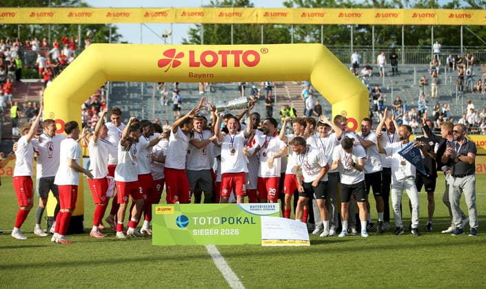 23.05.2026, xfsx, Herren, Fussball, Saison 2025 2026, BFV Verbandspokal, Finale: FC Wuerzburger Kickers - TSV 1860 Muenchen v.li.: Toto-Pokal Sieger 2026 FC Wuerzburger Kickers Wuerzburg AKON ARENA Bayern Deutschland