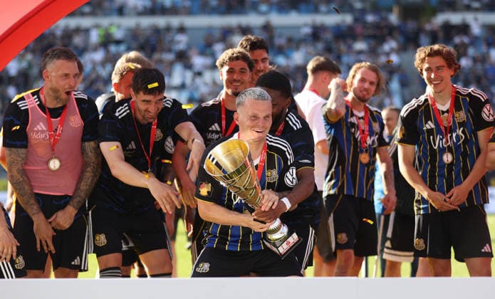 23.05.2026, Fussball, Herren, Sparkassen-Pokal Saarland Finale, Saison 2025 2026, 1. FC Saarbrücken - FC 08 Homburg, Die Mannschaft des 1. FC Saarbrücken bejubelt den Pokalsieg, Florian Pick (1. FC Saarbruecken) mit Pokal Saarbrücken Ludwigsparkstadion Saarland Deutschland (DEU) Copyright: xFabianxKleerx
