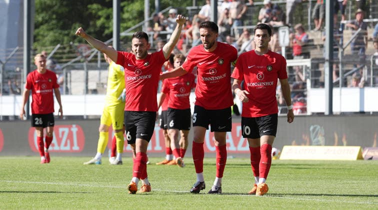 Stuttgart-Degerloch, Fußball Wfv-Pokalfinale Stuttgarter Kickers vs. SG Sonnenhof Großaspach, v.l. Marius Kunde, Volkan Celiktas und Torrschütze Mert Tasdelen (Sonnenhof) jubeln über das Tor zum 1:4