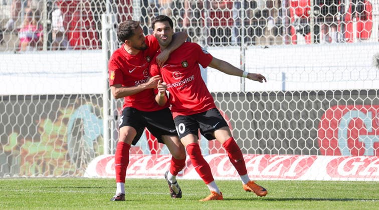 Stuttgart-Degerloch, Fußball Wfv-Pokalfinale Stuttgarter Kickers vs. SG Sonnenhof Großaspach, v.l. Volkan Celiktas und Torschütze Mert Tasdelen (Sonnenhof) jubeln über das Tor zum 1:4