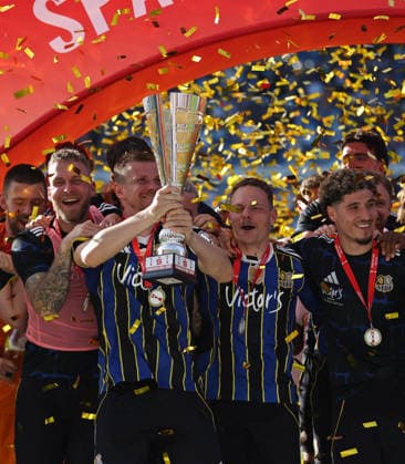 23.05.2026, Fussball, Herren, Sparkassen-Pokal Saarland Finale, Saison 2025 2026, 1. FC Saarbrücken - FC 08 Homburg, Die Mannschaft des 1. FC Saarbrücken bejubelt den Pokalsieg, Manuel Zeitz (1. FC Saarbruecken) mit Pokal Saarbrücken Ludwigsparkstadion Saarland Deutschland (DEU) Copyright: xFabianxKleerx