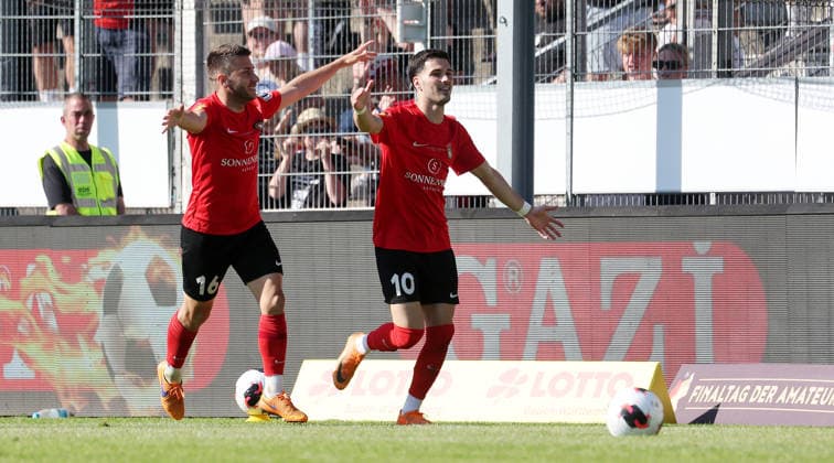 Stuttgart-Degerloch, Fußball Wfv-Pokalfinale Stuttgarter Kickers vs. SG Sonnenhof Großaspach, v.l. Volkan Celiktas und Torrschütze Mert Tasdelen (Sonnenhof) jubeln über das Tor zum 1:4