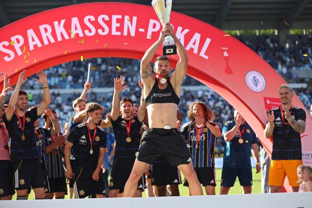 23.05.2026, Fussball, Herren, Sparkassen-Pokal Saarland Finale, Saison 2025 2026, 1. FC Saarbrücken - FC 08 Homburg, Die Mannschaft des 1. FC Saarbrücken bejubelt den Pokalsieg, Kai Bruenker (1. FC Saarbruecken) mit Pokal Saarbrücken Ludwigsparkstadion Saarland Deutschland (DEU) Copyright: xFabianxKleerx