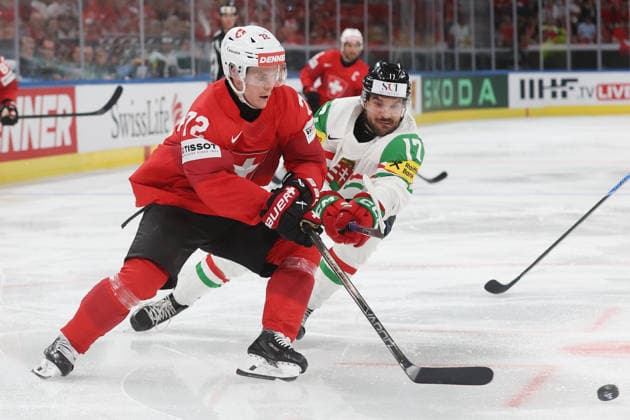 23.05.2026 Swiss Life Arena Zuerich , SCHWEIZ, Herren Eishockey IIHF World Championship, WM, Weltmeisterschaft Zurich 2026 Gruppe A SUI - HUN Dominik Egli (li,SUI) gegen Roland Kiss (HUN)