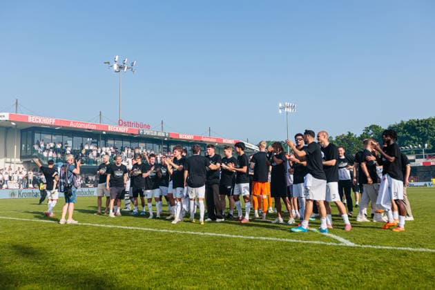 Die Mannschaft von SC Verl jubelt nach dem Sieg im Finale des Krombacher Westfalenpokal GER, SC Verl vs. SF Lotte, Fussball, Westfalenpokal, Finale, Spielzeit 2025 2026, 23.05.2026 DFL Regulations prohibit any use of photographers as image sequences and or quasi-video. GER, SC Verl vs. SF Lotte, Fussball, Westfalenpokal, Finale, Spielzeit 2025 2026, 23.05.2026 Verl Copyright: xEibner-Pressefoto JanxRollingerx EP_JSK